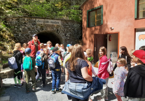 Kopalnia Złota w Złotym Stoku, uczniowie oczekują na wejście do kopalni słuchając przewodnika.